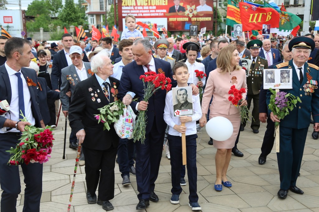 A cui e mai mare?! Dodon își scoate propria-i „paradă”, ca să o măsoare cu cea a Maiei&nbsp;Sandu