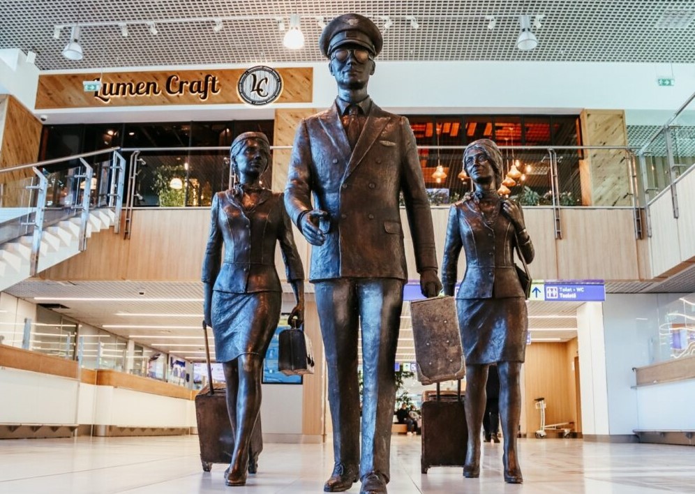 Unde dai și unde crapă. Taxa aeroportuară și tananica guvernării PAS