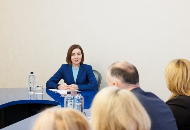 Consultări de scuipat pe lege și în ochii lumii. Maia Sandu vrea să schimbe Constituția, călcând pe&nbsp;Constituție