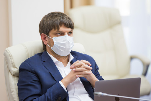 Bârna din ochiul șarlatanului. Sau despre cum și-au luat moldovenii un pumn în figură și au început să vadă mai bine